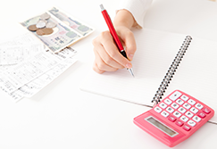 お金の計算をする主婦