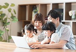パソコンを見ている家族
